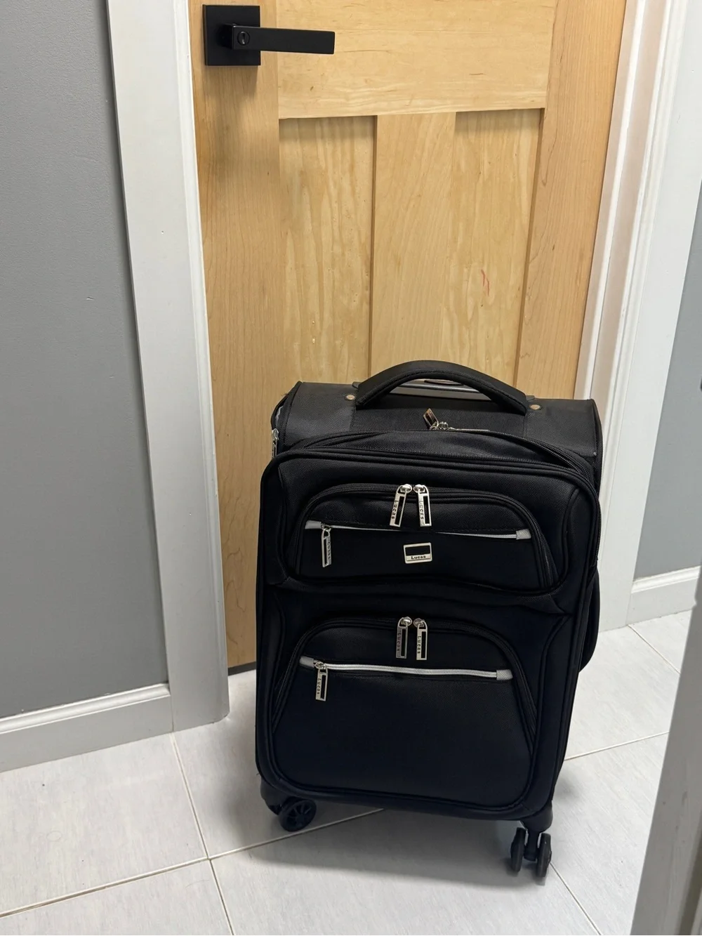 LUCAS LIGHTWEIGHT CARRY ON LUGGAGE SPINNER WHEELS 22in